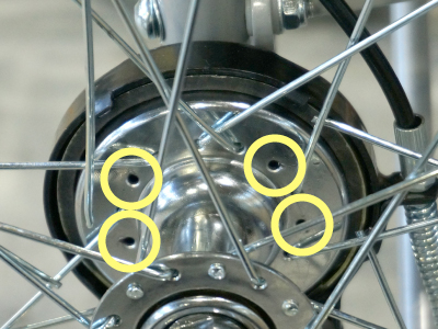 Four spokes of the right rear wheel broken during the running durability test in accordance with JIS