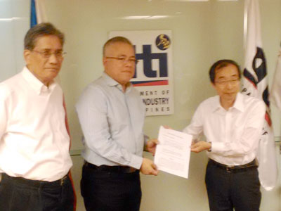 Photo of Mr. Matsumoto and Mr. Lopez holding the MOU, together with Mr. Dimagiba
