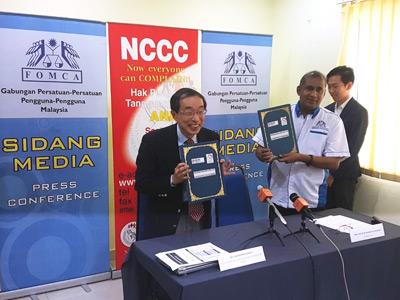 Photo of Prof. Emeritus Matsumoto (left) and Prof. Datuk Dr. Marimuthu (right) after exchanging the MOU