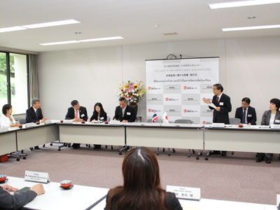 調印式で挨拶する松本理事長の写真
