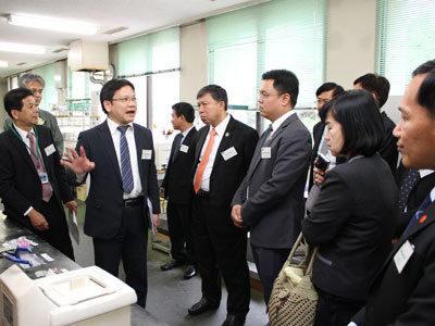 商品テスト施設の説明を受けるタイ王国消費者保護委員会事務局の職員の写真