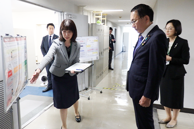 相談情報部を視察する葉梨大臣の様子