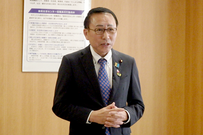消費生活相談員に挨拶する葉梨大臣の様子