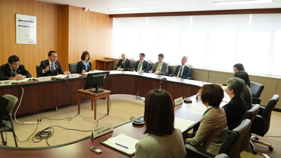消費生活相談員と意見交換を行う葉梨大臣の様子