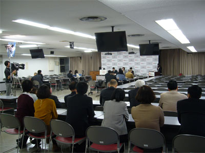 Photo of trainees observing a briefing for the press (March 2015)