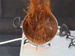 ガスこんろ上で味噌汁が突沸している写真