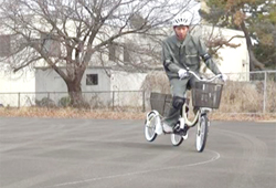 動画イメージ写真　三輪自転車の走行特性