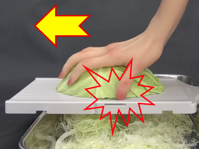 野菜が小さくなって指とスライサーの距離が縮まり親指の先が刃に触れている様子