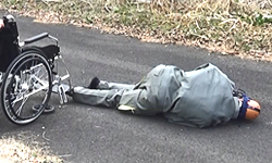 動画イメージ写真　車椅子介助での走行中に前輪が破損し、転倒した様子