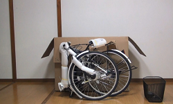 動画イメージ写真　組み立てが必要な状態で届く自転車を箱から取り出した時の様子
