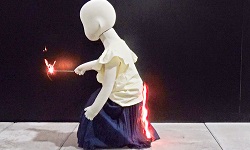 動画イメージ写真　落ちた燃えカスが、スカートの上に乗り、着火する様子